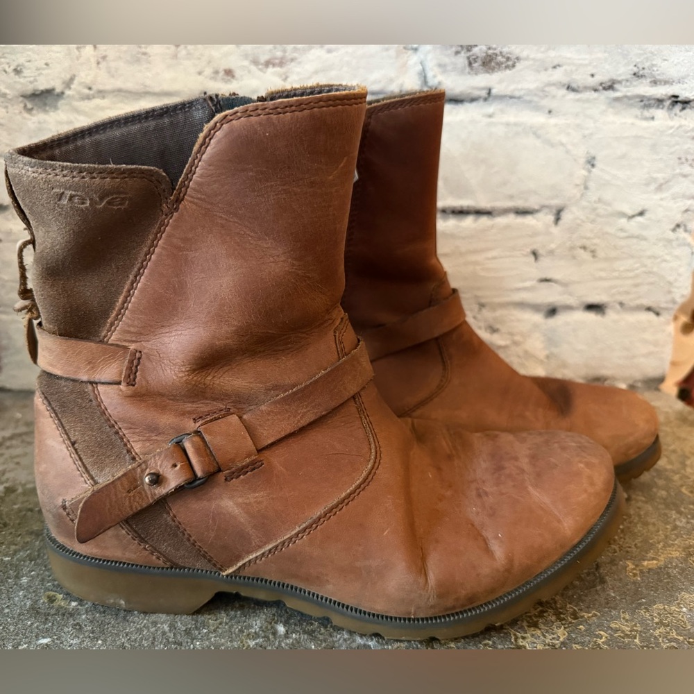 Teva De La Vina leather boots size 8